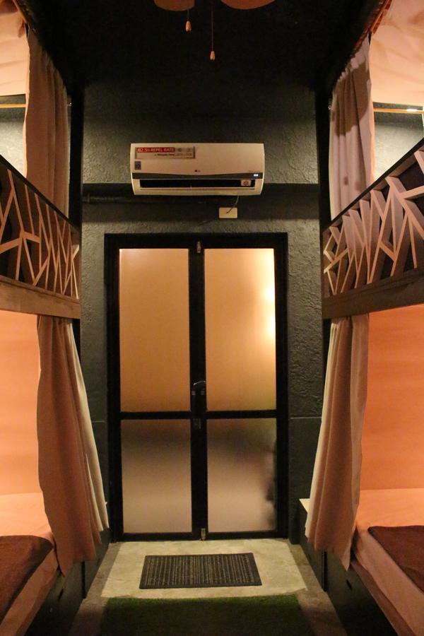 The Cavern Pod Hotel & Specialty Cafe เอลนิโด ภายนอก รูปภาพ